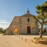 Simbolo del luogo � la Chiesa del Crocifisso, risalente al XIV secolo, che come detto accoglie la reliquia da maggio a settembre